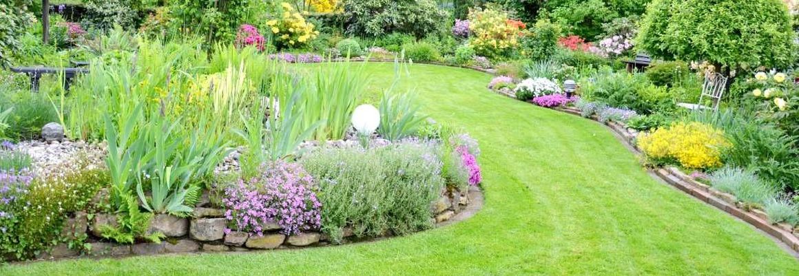 Gepflegter Garten mit Rasenfläche und Blumenbeeten